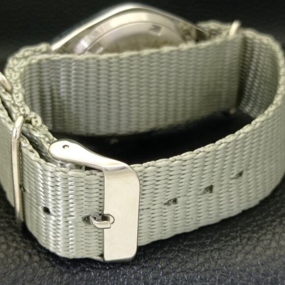 Vintage 1984 Seiko Automatic Mens Silver Watch W/daydate & Green accents - Picture 2 of 8